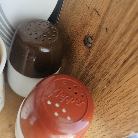 Vintage Gemco Salt and Pepper Shakers - Picture 3 of 5